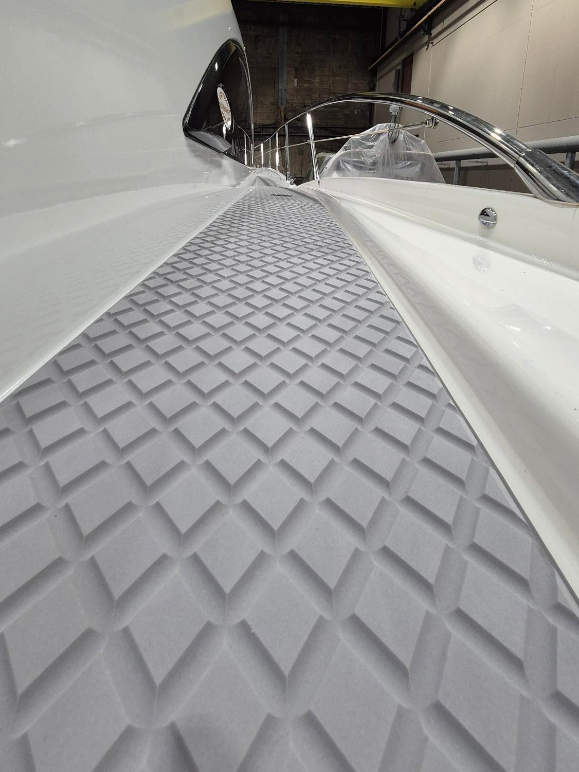 Sunseeker 62 Predator rahabilitert med mykt EVA-Foamdeck fra Sandøy Båtdekk. Komplett fordekk og dollbord. Båten ble 3D scannet for en nøyaktig tilpasning av det nye båtdekket. Nærbilde