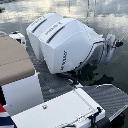 Axopar 37 AC med nytt EVA Foamdeck SB mønster fra Sandøy Båtdekk
