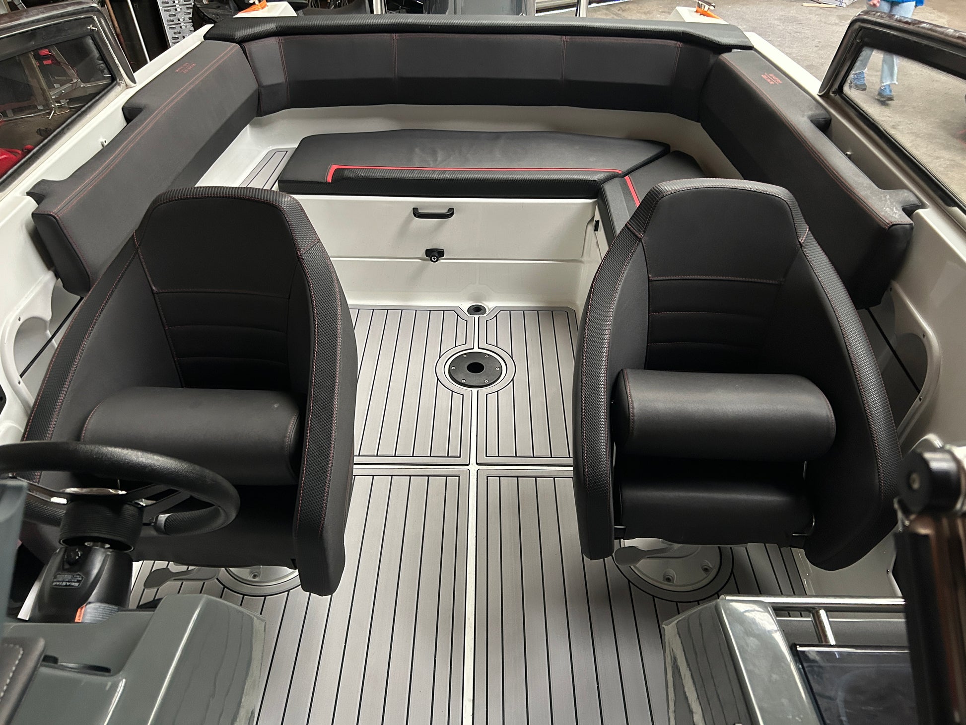 Yamarin 64 BR med nytt EVA Foamdeck/Softdeck fra Sandøy Båtdekk ( Cockpit )
