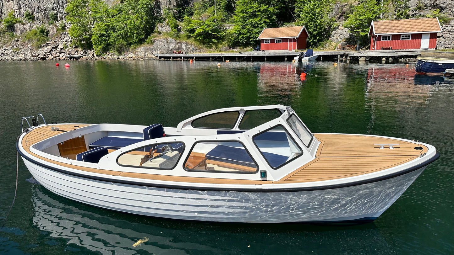 Bilde hel båt. Flexiteek til Polar 20 fra Sandøy Båtdekk. Trenger du nytt båtdekk eller lei av vedlikehold og slitt teakdekk/laminatdekk? Bestill foamdeck og Flexiteek i vår nettbutikk, båtdekkbutikken.no. plattform, akterdekk, cockpit, dollbord, flybridge, seilbåt.