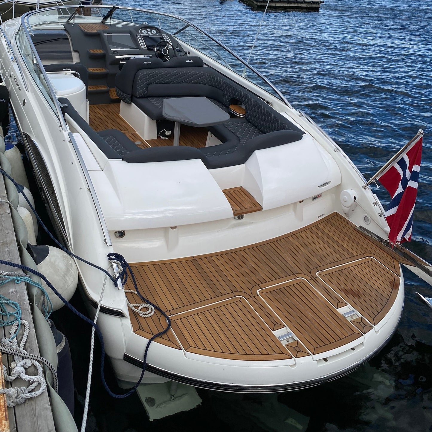 Teakdekk til Windy 35 Khamsin produsert av Sandøy Båtdekk AS (Kvadrat bilde)